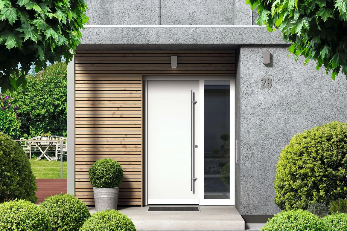 Moderner Hauseingang mit weißer Tür